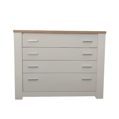 Móvel gaveteiro branco com quatro gavetas e tampo em madeira clara