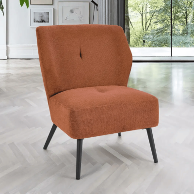 Cadeira estofada terracota com pernas pretas em ambiente luminoso