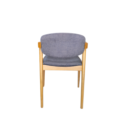 Cadeira de madeira clara com assento e encosto cinzentos