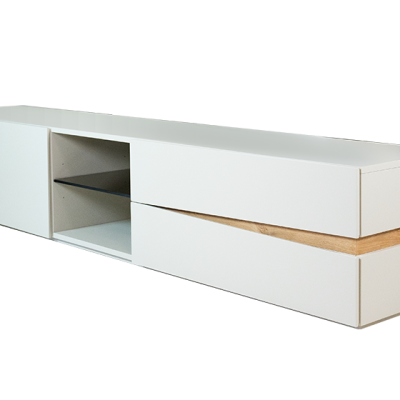 Móvel de televisão branco com detalhes em madeira clara