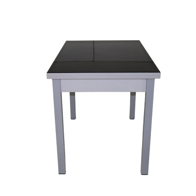 Mesa de jantar preta e branca com tampo dividido.
