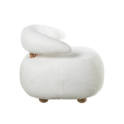 Poltrona de tecido branco arredondada com apoio de madeira