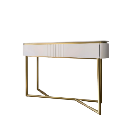 Consola branca com pernas douradas de design elegante