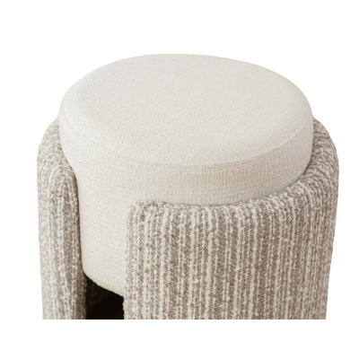 Pufe redondo estofado em tecidos bege e cinza claro com duas texturas distintas.