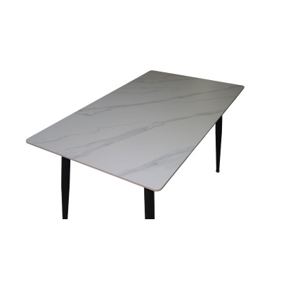 Mesa retangular com tampo branco efeito mármore e pernas pretas de metal