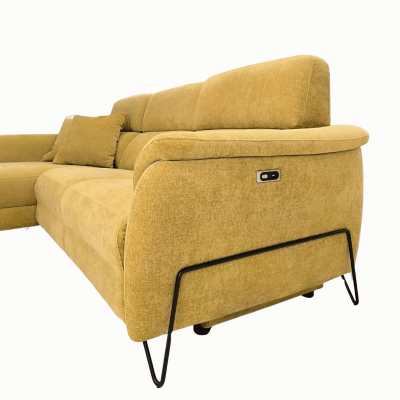 Sofá amarelo em tecido com pés metálicos e botão reclinável