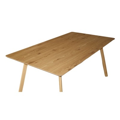 Mesa de madeira clara com tampo retangular