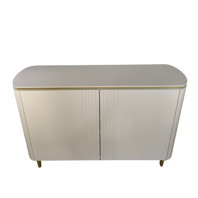 Aparador branco com detalhes dourados e portas em relevo