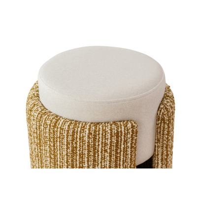Pufe redondo com assento bege e base em tecido castanho e branco riscado