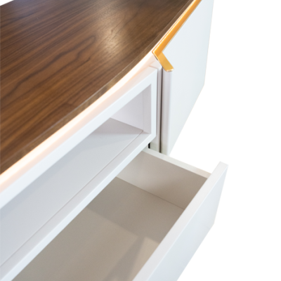 Móvel branco com gaveta aberta e tampo em madeira castanha escura