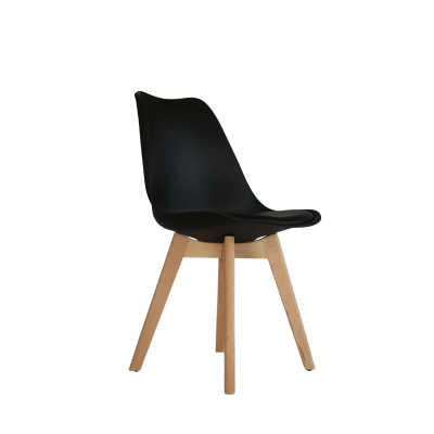 Cadeira com assento preto e pernas de madeira clara