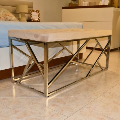 Banco com estrutura metálica cromada e assento estofado bege