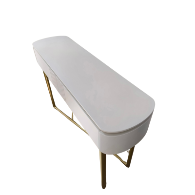 Consola branca com pernas douradas e textura canelada