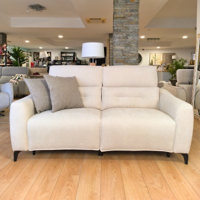 Sofá dois lugares bege com almofadas cinza em loja com chão de madeira