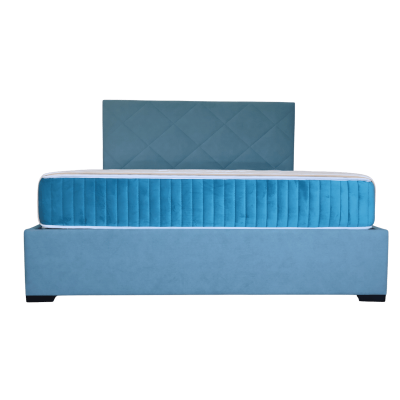 Cama estofada azul com colchão azul e cabeceira acolchoada em padrão de losangos