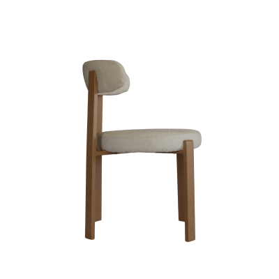 Cadeira de madeira clara com estofado bege vista de lado