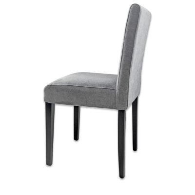 Cadeira cinzenta estofada com pés de madeira escura