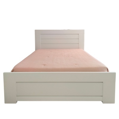Cama branca de madeira com colchão rosa claro