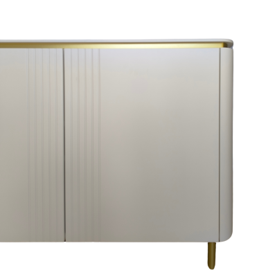 Aparador moderno cinzento claro com detalhes dourados e linhas verticais nas portas
