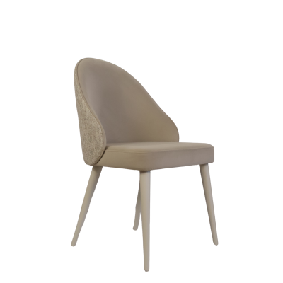 Cadeira bege claro com encosto curvo e pernas estofadas