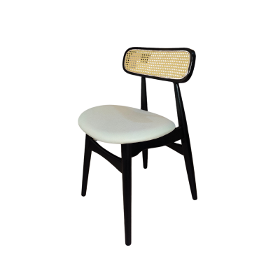 Cadeira de madeira preta com assento branco estofado e encosto de palhinha.