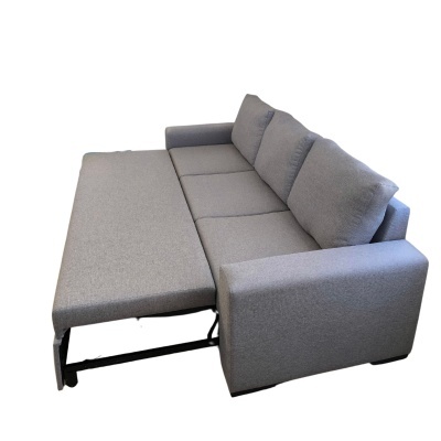 sofá-cama cinzento estendido com almofadas e estrutura metálica