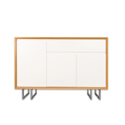 Móvel de madeira com portas e gaveta brancas