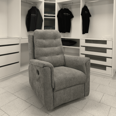 Cadeira reclinável cinzenta com camisolas pretas penduradas num armário branco ao fundo