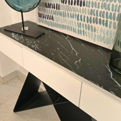 Móvel de apoio branco com tampo preto mármore e decoração moderna azul e verde