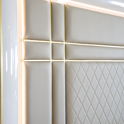 Cabeceira de cama estofada bege claro com iluminação LED e moldura branca