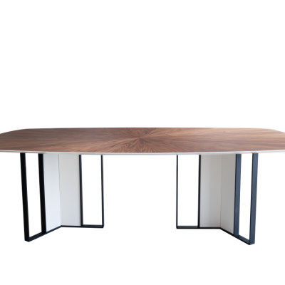 Mesa de jantar oval com tampo em madeira castanha e base de metal preto com superfícies brancas.