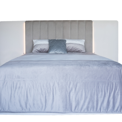 Cama com cabeceira estofada cinza e bege com iluminação LED e roupa de cama lilás