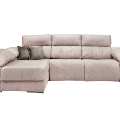 sofá de canto bege claro com três almofadas, tecido suave