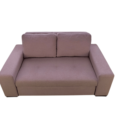 Sofá castanho claro de dois lugares com almofadas grandes e braços largos