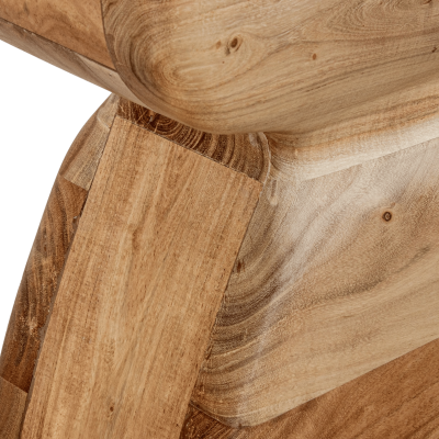 Detalhe em madeira clara com texturas e padrões naturais visíveis