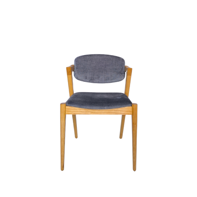 Cadeira de madeira com assento e encosto cinzentos, vista frontal