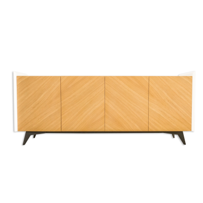 Aparador madeira clara com padrão chevron e pernas pretas