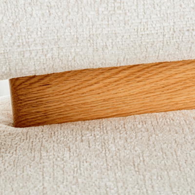 Detalhe da base de madeira clara e tecido branco texturizado de um móvel