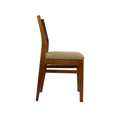 Cadeira de madeira castanha com assento estofado bege vista de lado