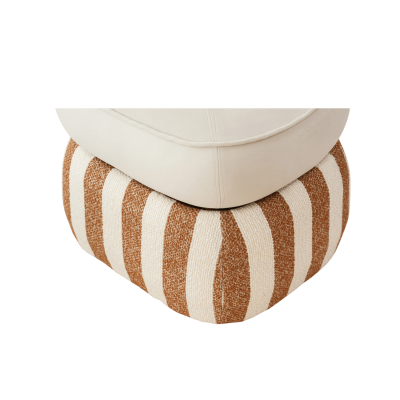 Pufe quadrado listrado castanho e branco com almofada bege claro