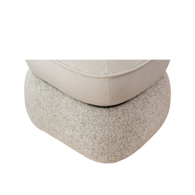 Pufe modular em tons bege e cinza com materiais de feltro e tecido texturizado.