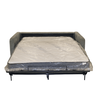 Sofá cama cinzento com colchão branco embrulhado em plástico