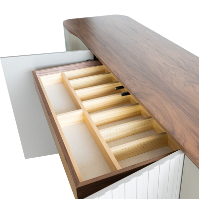 Móvel branco com gaveta e tampo de madeira escura