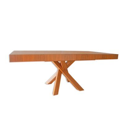 Mesa de madeira castanha clara com base cruzada