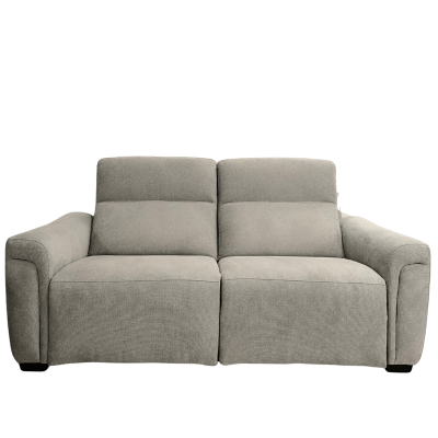 Sofá cinza claro de duas portas reclináveis com braços largos