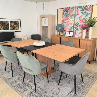 Conjunto de mesa e cadeiras de jantar com decoração floral e móveis de apoio em madeira