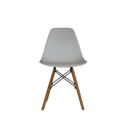 Cadeira branca de plástico com pernas de madeira