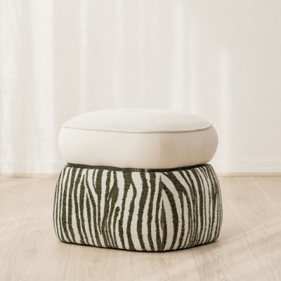 Pufe composto por duas almofadas empilhadas, inferior verde e branca listrada, superior creme lisa