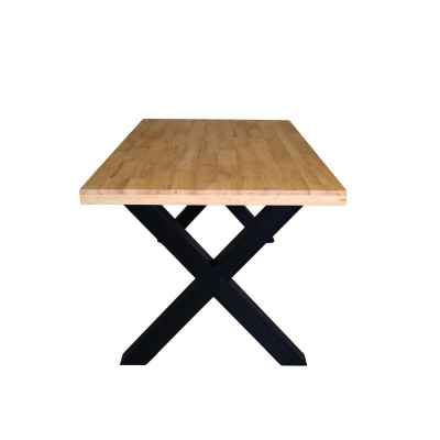 Mesa com tampo de madeira clara e pernas pretas em cruz