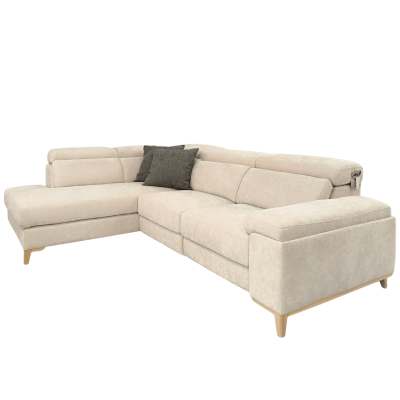 Sofá de canto bege claro com almofadas cinzentas e pés de madeira